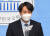 전용기 더불어민주당 의원이 9일 오전 서울 여의도 국회 소통관에서 '더불어민주당 2030의원 입장문' 발표를 하고 있다. 뉴스1  