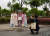 중국 장시성 포양(?陽)휴게소에서 몇몇 관광객들이 라오허극(饒河戲) 무형문화재 전승자(가운데)와 기념사진을 촬영하고 있다.