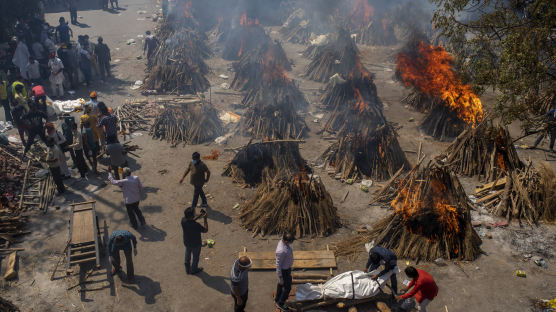 노천서 불타는 시신들…방역 푼 인도, 지옥으로 변했다 [이 시각]