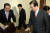 2005년 4월 당시 문희상 열린우리당 의장이 서울 동교동 김대중 전 대통령을 찾아 인사하고 있다.  
