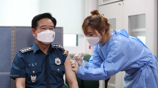 “경찰청장·서장부터 맞겠다”…경찰 불만에 지휘부 백신 접종