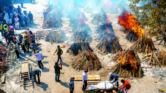 [사진] 인도 하루 2700명 코로나 사망, 화장장 연기 자욱한 뉴델리
