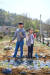  송현근(왼쪽)·전지윤 학생기자가 경기도 양평에 있는 질울 고래실 마을에서 반나절 동안 텃밭을 가꾸며 일일 농부가 됐다.