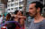 실외 마스크 착용 의무화가 풀린 다음날인 4월 19일 이스라엘 텔 알비브에서 마스크를 쓰지 않은 사람들이 서로를 껴안고 있다. [AFP=연합뉴스]