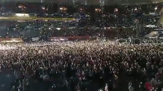 "이 나라 국민인게 축복" 5만명이 '노마스크' 콘서트서 놀았다 [영상]