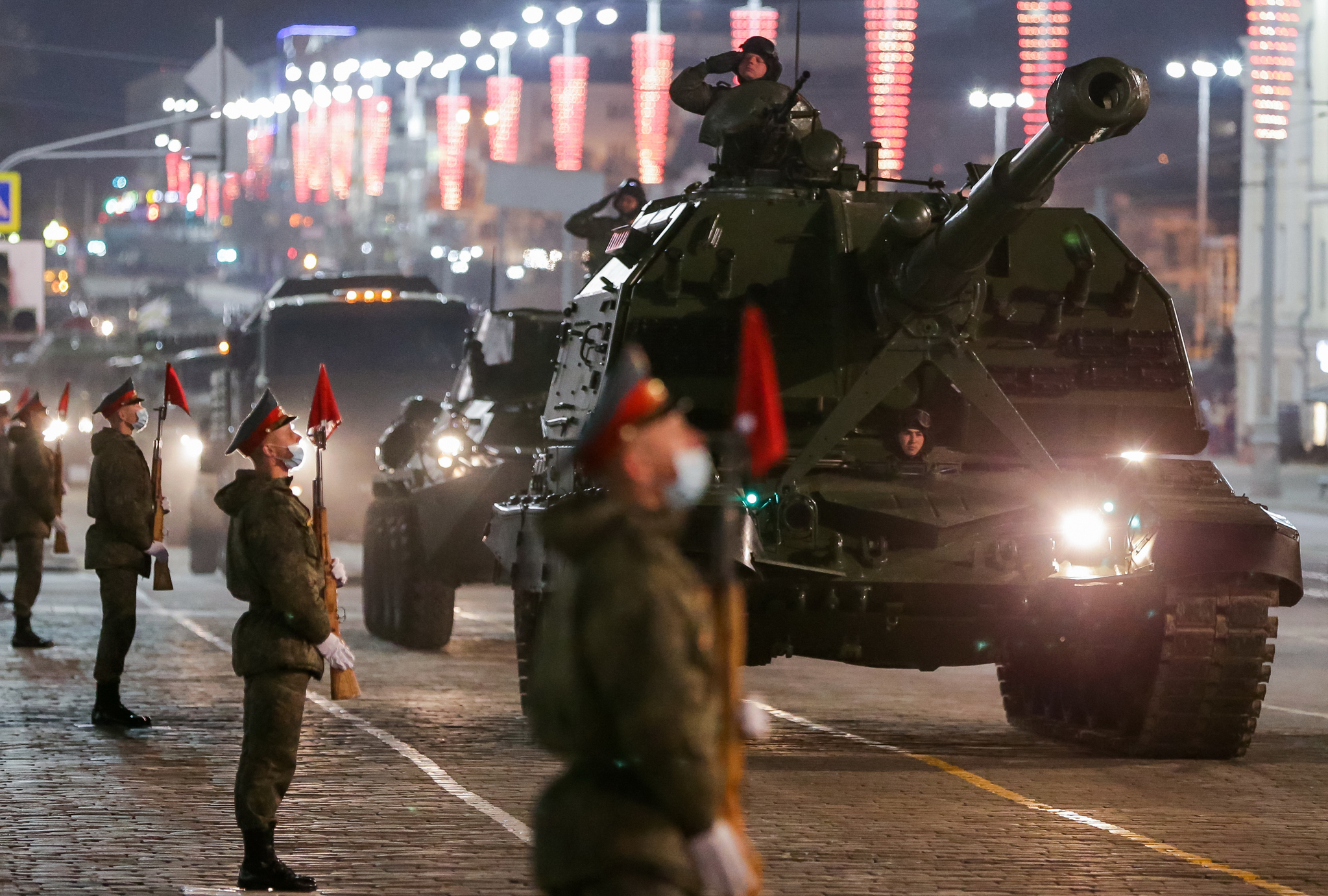러시아 중부전구는 26일 밤 예카테린부르크에서 2차대전 승전 76주년 기념 퍼레이드의 첫 종합 리허설을 실시했다. TASS=연합뉴스
