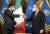 지난 2월 이탈리아 전 총리 쥬세페 콘테가 마리오 드라기 총리에게 종(鐘)을 건네고 있다. 이탈리아 전임 총리가 신임 총리에게 종을 건네는 것은 이임의 전통 의례다. EPA=연합뉴스