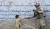 2010년 아프가니스탄 주둔 미군이 철조망 너머로 현지 어린이에게 선물을 주고 있다. [AFP=연합뉴스]