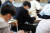 고3 전국연합학력평가가 시행된 지난달 25일 광주 서구 광덕고등학교 3학년 교실에서 예비 수험생들이 시험을 치르고 있다.  [뉴스1]