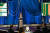 25일(현지 시간) 미국 LA 유니온스테이션에서 열린 제93회 아카데미 시상식 수상 무대에 선 윤여정이 두 손으로 얼굴을 감싼 채 감격했다. [AFP=연합]