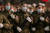 러시아 군대가 26일밤 예카테린부르크에서 열린 2차대전 승전 76주년 기념 퍼레이드의 첫 종합 리허설에서 행진하고 있다. 지난 해와 달리 마스크를 착용하고 있다. TASS=연합뉴스