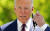 조 바이든 미국 대통령이 27일 백악관 잔디밭에서 마스크를 벗고 있다. CDC는 이날 백신 접종자의 경우 실외에서 소규모로 모일 때는 마스크를 벗어도 된다는 새로운 지침을 내놓았다. [로이터=연합뉴스]