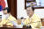 문재인 대통령이 11일 정부서울청사에서 열린 집중호우 긴급점검회의에서 현장 보고를 받고 있다. 왼쪽은 정세균 국무총리. 청와대사진기자단