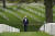 4월 14일, 바이든 대통령이 알링턴 국립묘지를 방문했다. 바이든 대통령은 이날 아프간 주둔 미군을 9.11테러 20주년인 오는 9월 11일까지 모두 철수시키겠다고 발표했다. AP=연합뉴스