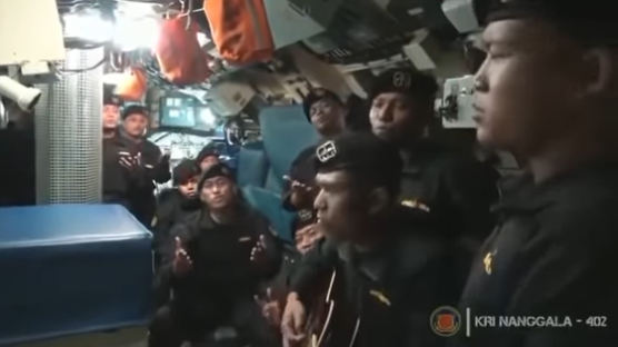 [영상]"너 없이 살 준비 안됐는데" 생전 인니 잠수함 53명 작별 노래 불렀다