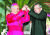 2006년 김수환 추기경이 국내 두 번째 추기경에 서임된 정진석 추기경의 손을 잡고 기뻐하고 있다. [중앙포토]