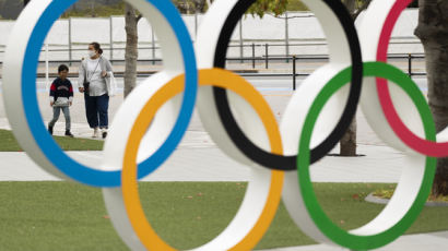 "무모한 일본군 같다" 日도 욕한 스가의 올림픽 책임회피