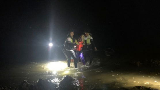 야간 해산물 채취하던 50대 여성 물에 빠져 구조했으나 사망