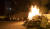 29일(현지시간) 이스라엘 예루살렘 네베야하코프 마을에서 정통파 유대교인들이 ‘라그바오메르요’ 축제를 하며 모닥불을 피우고 있다. 임현동 기자