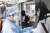 30일 서울 중구 서울역광장에 마련된 신종 코로나바이러스 감염증(코로나19) 임시선별진료소에서 시민들이 검사를 받기 위해 줄을 서 있다. 뉴스1
