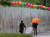 서울 시내에서 시민들이 우산을 쓰고 있다. 연합뉴스