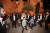29일(현지시간) 이스라엘 예루살렘 네베야하코프 마을에서 정통파 유대교인들이 ‘라그바오메르요’ 축제에 참석해 노래하며 춤을 추고 있다. 임현동 기자
