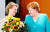 지난 2019년 7월 최초의 여성 EU 집행위원장이 된 폰데어라이엔 당시 독일 국방장관(왼쪽)이 메르켈 총리에게서 축하의 꽃다발을 받고 있다.[로이터]