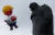 2019년 브렉시트 반대 시위에서 보리스 존슨 총리를 풍자한 거대 풍선이 윈스턴 처칠 동상 위를 날고 있다. 로이터=연합뉴스