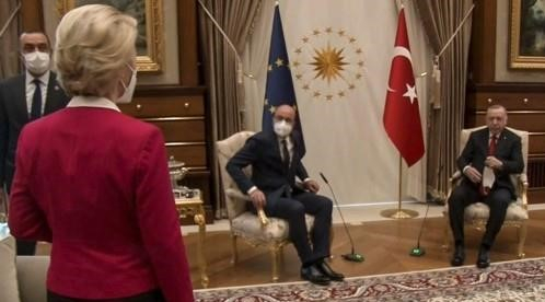 우르줄라 폰데어라이엔(맨 왼쪽) 위원장이 지난 6일 터키에서 열린 EU·터키 정상회담에서 에르도안(오른쪽) 터키 대통령과 미셸 EU 정상회의 상임의장이 나란히 앉은 가운데 의자가 없어 서 있는 모습. [AFP=연합뉴스]