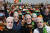 인도 힌두교 민족주의 정당 BJP 지지자들이 지난 3월 7일 서벵골주 집회에서 모디 총리 가면을 쓰고 모디 총리를 연호하고 있다.[AP통신=연합뉴스]
