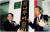 고 이건희 삼성 회장과 고건 당시 서울시장이 이 1990년 7월 서울꿈나무어린이집에서 현판을 걸고 있다. [사진 삼성전자]