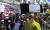 남미 볼리비아의 수도 산타크루즈에서 1일 노동단체와 좌익단체가 노동절 행진을 벌이고 있다. EPA=연합뉴스