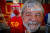 현 보우소나로 대통령에 반대하는 브라질 시위대가 1일 상파울루에서 열린 노동절 집회에서 룰라 전 대통령의 얼굴 사진을 들고 행진하고 있다. EPA=연합뉴스
