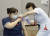지난 3월 8일 한 간호사가 아이치현 토요아케의 후지타 대학병원에서 처음으로 화이자 코로나 백신을 접종받고 있다. 일본의 간호사들은 도쿄올림픽조직위의 간호사 500명 파견 요청에 강하게 반발하고 있다. AP=연합뉴스