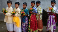 [더오래]인도 빈민촌 아이들이 꽃을 든 까닭은 
