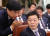 2019년 10월 15일 국회에서 열린 국정감사에서 대화하는 김오수 당시 법무부 차관과 이성윤 검찰국장(왼쪽). 연합뉴스