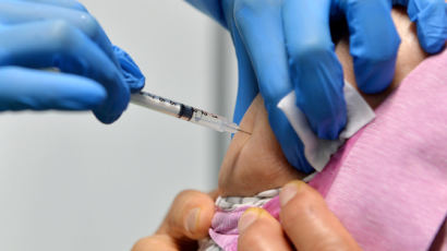 [단독]화이자 70대, AZ 50대 잇따라…백신 맞은뒤 사망 75명 