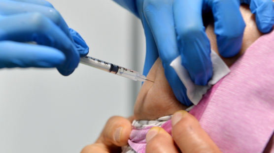 [단독]화이자 70대, AZ 50대 잇따라…백신 맞은뒤 사망 75명 