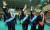 2017년 3월 27일 민주당 대선 경선에 출마한 안희정 충남지사(왼쪽부터), 문재인 전 대표, 최성 고양시장, 이재명 성남시장이 광주여대에서 열린 경선에서 지지자들을 향해 손을 흔들고 있다. 공동사진기자단