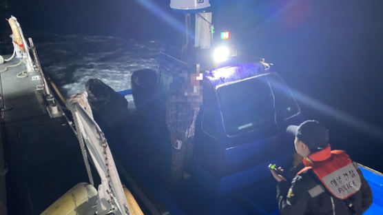 보령 앞바다 한밤 2시간 추격···"밀입국 의심" 불꺼진 배의 반전