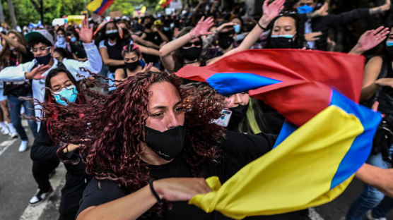 [이 시각] "부패 청산이 먼저다", 국기 손빨래하는 콜롬비아 시위대 