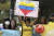 해외에서도 콜롬비아 국민을 위한 집회가 이어지고 있다. 에쿠아도르 시민이 퀴토의 콜롬비아 대사관 밖에서 콜롬비아의 반 정부 시위를 지지하는 집회를 열고 있다. AP=연합뉴스
