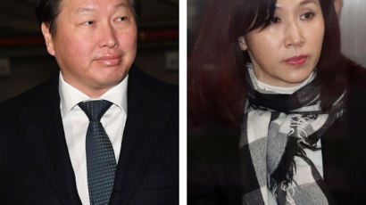 최태원, 이혼소송 1년4개월 만에 법정출석···기자들 질문에 ‘묵묵부답’