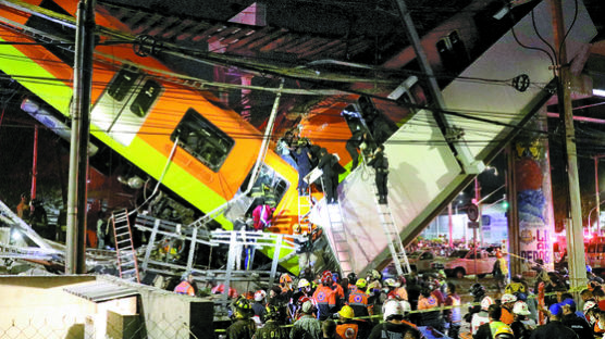 [사진] 멕시코 고가철도 붕괴 … 최소 23명 사망