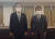 정의용 외교부 장관(왼쪽)과 모테기 도시미쓰(茂木敏充) 일본 외무상이 5일 영국 런던에서 한일 외교장관 회담을 하고 기념사진을 위해 포즈를 취하고 있다. 사진 외교부