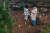 지난 4월 3일 북촌리 너븐숭이 애기무덤을 찾은 폭낭의 아이들 출연자 오신예(왼쪽)양, 김상우군. 사진 폭낭의 아이들 제작팀