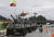 콜롬비아군 장갑차가 4일(현지시간) 수도 보고타 외곽의 도로 톨게이트를 경계하고 있다. 반정부 시위대가 수도로 진입하기 위해 톨게이트를 파괴하는 것을 막기 위한 조치다. AP=연합뉴스