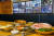 '구공탄구이'의 삼겹살과 매운양푼찜갈비. 가게 한편에 옛 탄광 시절 사진이 빼곡히 붙어 있다. 