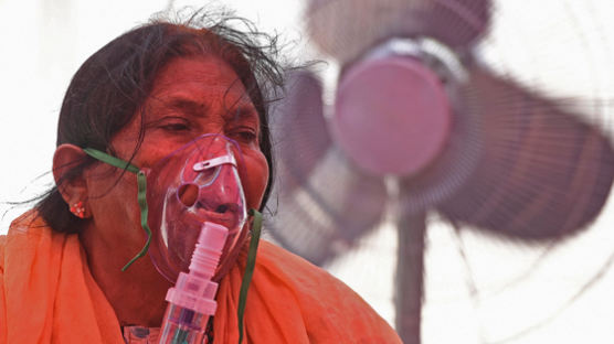 의료물자 주면 뭐하나···공항 방치한 인도, 그사이 2만명 사망