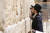 4월 30일(현지시간) 오전 이스라엘 예루살렘 올드시티 '통곡의 벽'에서 한 종교인이 기도를 하고 있다. 임현동 기자